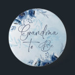 Badge Rond 7,6 Cm Fleurs Bleues Baby shower Grand-mère à être<br><div class="desc">Bleu Fleurs Baby shower Grand-mère À être bouton. Éléments correspondants disponibles.</div>