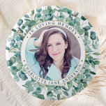 Badge Rond 7,6 Cm Funérailles Eucalyptus Personnalisé Photo Mémorial<br><div class="desc">Honore ton bien-aimé avec un bouton de funérailles photo mémorial personnalisé. Ce bouton funéraire présente une élégante couronne de verdure d'eucalyptus, avec votre photo personnalisée. Citation "In Loving Memory". Customisez avec la photo préférée, et le nom. Parfait pour les faveurs funéraires, la célébration des événements de la vie et les...</div>