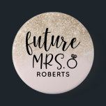 Badge Rond 7,6 Cm Future Mme Blush Pink et Gold Glitter Button<br><div class="desc">Célébrez votre prochain mariage avec ce bouton "Futur Madame" qui affiche votre nom de famille. Parfait pour les soirées bachelorette et les douches nuptiales !</div>