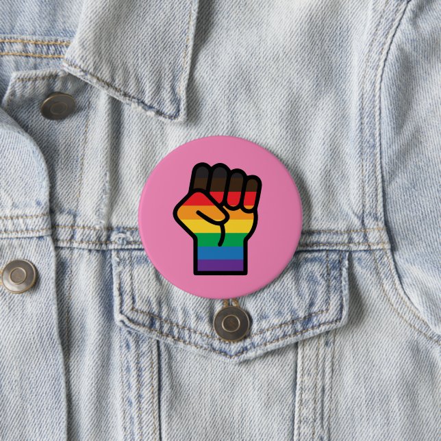 Badge Rond 7,6 Cm Gay Pride Fist (En situation)
