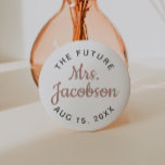 Badge Rond 7,6 Cm GENNA | Rose Gold Script Future Mme.<br><div class="desc">Cette broche à boutons est dotée d'une police de caractères en or rose mignonne avec le libellé "future mrs." Modifiez facilement tous les libellés et les couleurs pour qu'ils correspondent à votre style d'événement. Ce bouton est parfait pour une douche nuptiale ou une fête de fin de semaine de bachelorette...</div>