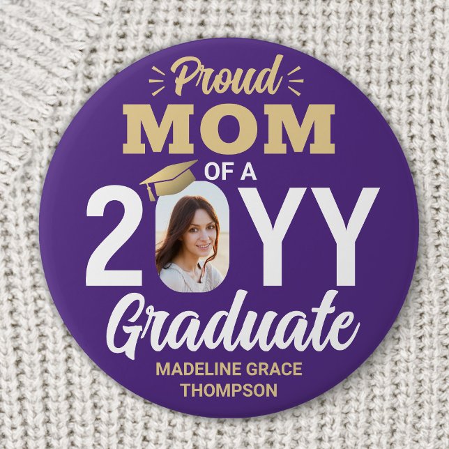 Badge Rond 7,6 Cm Graduate Photo Proud Mom Modern Purple and Gold (Créateur téléchargé)