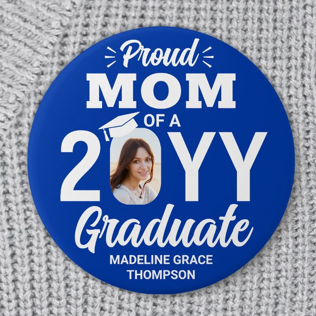 Badge Rond 7,6 Cm Graduate Photo Proud Mom Modern Royal Blue & White (Créateur téléchargé)