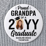 Badge Rond 7,6 Cm Gradué Photo Fière Grand-père moderne noir et blan<br><div class="desc">Montrez votre joie pour le diplômé avec une photo élégante personnalisée "Proud Grand-père" bouton ronde de graduation. L'image et le texte de ce modèle sont simples à personnaliser, et tous les libellés, couleurs et polices peuvent être changés avec l'outil de design Zazzle. Il peut être customisé pour n'importe quel membre...</div>
