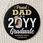 Badge Rond 7,6 Cm Gradué Photo Fière Papa Élégant Noir et Or<br><div class="desc">Montrez votre joie pour le diplômé avec une photo personnalisée élégante "Papa Fier" bouton ronde de graduation. L'image et le texte de ce modèle sont simples à personnaliser, et tous les libellés, couleurs et polices peuvent être changés avec l'outil de design Zazzle. (CONSEIL EN MATIÈRE DE PLACEMENT D'IMAGE : Une...</div>