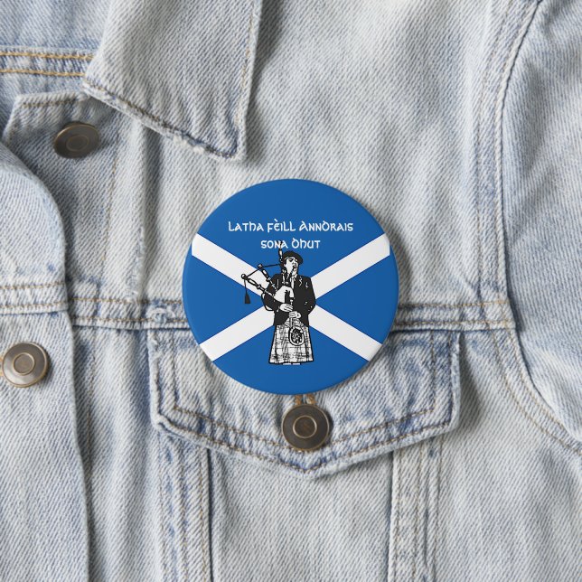 Badge Rond 7,6 Cm Happy St Andrews Day Flag Bagpiper large (En situation)