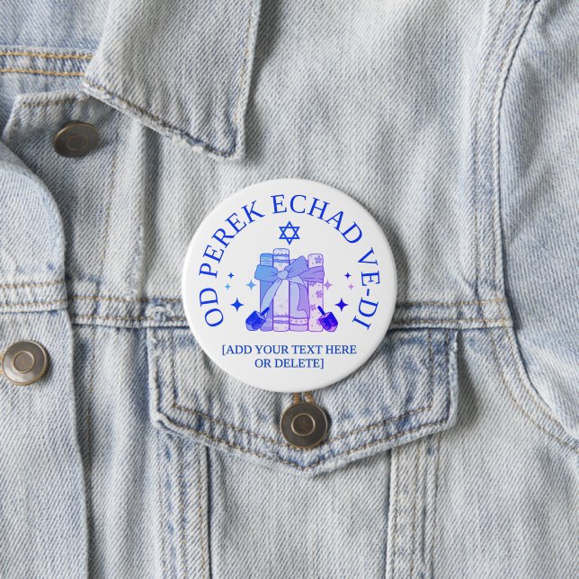 Badge Rond 7,6 Cm JUST ONE MORE CHAPTER Hébreu Hanukkah (En situation)