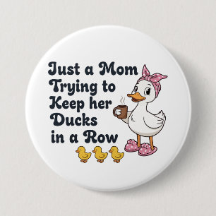 Badge Rond 7,6 Cm Juste une maman essayant de garder ses canards en