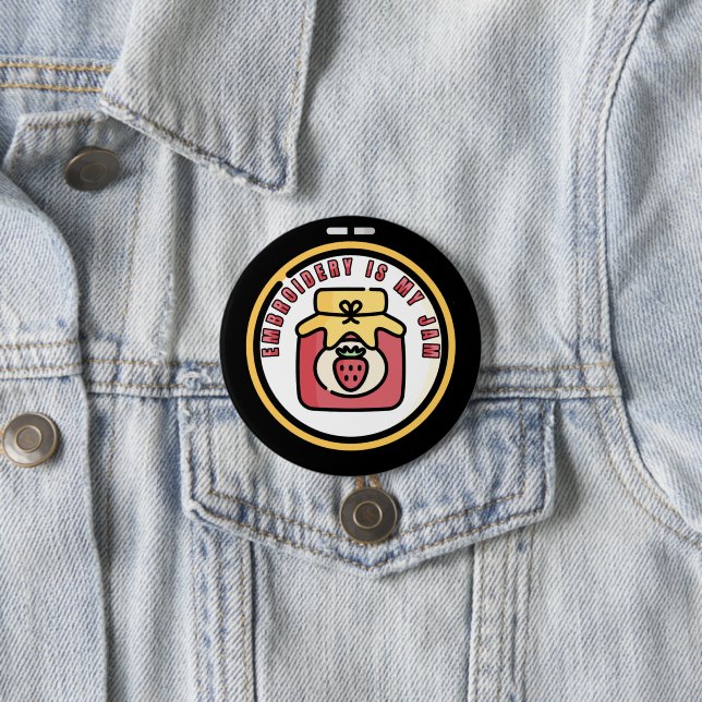 Badge Rond 7,6 Cm La broderie est ma confiture (En situation)