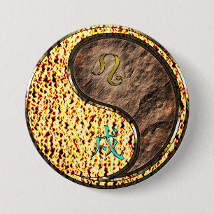 Badge Rond 7,6 Cm Léo & Chien de Terre