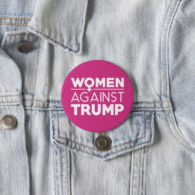 Badge Rond 7,6 Cm Les femmes contre Trump (En situation)
