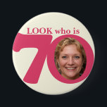Badge Rond 7,6 Cm Look who is 70 photo fun pink cream button/badge<br><div class="desc">Celebrate a 70th Birthday with this fun look who is 70 photo badge/button. Personalise this age badge with a photograph of the birthday girl. Great idea for adding some fun to a birthday party. Can be used to show baby photos or other fun or embarrassing photos over your birthday girls...</div>
