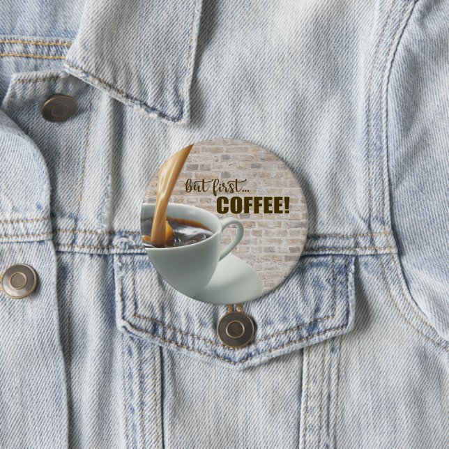Badge Rond 7,6 Cm mais d'abord, Bouton CAFÉ (En situation)