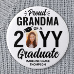Badge Rond 7,6 Cm N'Importe Quel Texte Diplômé Photo Fière Grand-mèr<br><div class="desc">Montrez votre fierté pour le diplômé avec un bouton de graduation photo personnalisée et élégant. (CONSEIL EN MATIÈRE DE PLACEMENT D'IMAGE : Une façon simple de centrer une photo exactement comment vous voulez est de la rogner avant de la télécharger sur le site Zazzle.) Image et tout le texte sur...</div>