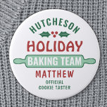 Badge Rond 7,6 Cm N'Importe Quel Texte Équipe De Cuisinière De Vacan<br><div class="desc">Célébrez le temps ensemble à la maison dans la cuisine avec un bouton personnalisé de l'équipe de cuisson de vacances. Tout le texte est simple à customiser. Le design rouge, vert et turquoise comprend des feuilles et des baies saints mignons, des épingles roulantes, un nom de famille ou d'enfant et...</div>