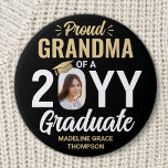 Badge Rond 7,6 Cm N'Importe Quel Texte Et Diplômé Photo Fière Grand-<br><div class="desc">Montrez votre fierté pour le diplômé avec un bouton de graduation photo personnalisée et élégant. (CONSEIL EN MATIÈRE DE PLACEMENT D'IMAGE : Une façon simple de centrer une photo exactement comment vous voulez est de la rogner avant de la télécharger sur le site Zazzle.) Image et tout le texte sur...</div>