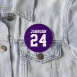 Badge Rond 7,6 Cm Nom de l'athlète mauve et blanche Numéro Jersey<br><div class="desc">Saluez votre équipe sportive préférée, votre footballeur ou montrez votre fierté scolaire avec un bouton d'esprit personnalisé! Ajoutez votre nom d'école ou personnalisez-le avec le nom d'un joueur et son numéro de maillot. Parfait pour le football, le basket, le baseball et les jeux de football ! Créez des broches personnalisées...</div>