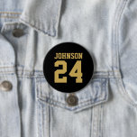 Badge Rond 7,6 Cm Nom de l'athlète noir et or Numéro Jersey<br><div class="desc">Saluez votre équipe sportive préférée, votre footballeur ou montrez votre fierté scolaire avec un bouton d'esprit personnalisé! Ajoutez votre nom d'école ou personnalisez-le avec le nom d'un joueur et son numéro de maillot. Parfait pour le football, le basket, le baseball et les jeux de football ! Créez des broches personnalisées...</div>