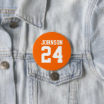 Badge Rond 7,6 Cm Nom de l'athlète orange et blanc Numéro Jersey<br><div class="desc">Saluez votre équipe sportive préférée, votre footballeur ou montrez votre fierté scolaire avec un bouton d'esprit personnalisé! Ajoutez votre nom d'école ou personnalisez-le avec le nom d'un joueur et son numéro de maillot. Parfait pour le football, le basket, le baseball et les jeux de football ! Créez des broches personnalisées...</div>