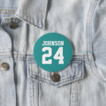 Badge Rond 7,6 Cm Nom de l'athlète turquoise et blanc Numéro Jersey<br><div class="desc">Saluez votre équipe sportive préférée, votre footballeur ou montrez votre fierté scolaire avec un bouton d'esprit personnalisé! Ajoutez votre nom d'école ou personnalisez-le avec le nom d'un joueur et son numéro de maillot. Parfait pour le football, le basket, le baseball et les jeux de football ! Créez des broches personnalisées...</div>