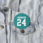 Badge Rond 7,6 Cm Nom de l'athlète turquoise et blanc Numéro Jersey<br><div class="desc">Saluez votre équipe sportive préférée, votre footballeur ou montrez votre fierté scolaire avec un bouton d'esprit personnalisé! Ajoutez votre nom d'école ou personnalisez-le avec le nom d'un joueur et son numéro de maillot. Parfait pour le football, le basket, le baseball et les jeux de football ! Créez des broches personnalisées...</div>