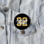 Badge Rond 7,6 Cm Numéro du maillot de sport noir et or<br><div class="desc">Saluez votre équipe sportive préférée, votre footballeur ou montrez votre fierté scolaire avec un bouton d'esprit personnalisé! Personnalisez avec le numéro de maillot d'un joueur ou tout autre texte personnalisé. Parfait pour le football, le basket, le baseball et les jeux de football ! Créez des broches personnalisées pour toute l'équipe,...</div>