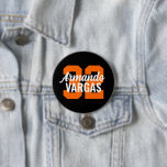 Badge Rond 7,6 Cm Numéro du maillot de sport noir et orange<br><div class="desc">Saluez votre équipe sportive préférée, votre footballeur ou montrez votre fierté scolaire avec un bouton d'esprit personnalisé! Personnalisez avec le numéro de maillot d'un joueur ou tout autre texte personnalisé. Parfait pour le football, le basket, le baseball et les jeux de football ! Créez des broches personnalisées pour toute l'équipe,...</div>