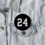 Badge Rond 7,6 Cm Numéro Jersey de l'athlète noir et gris<br><div class="desc">Saluez votre équipe sportive préférée, votre footballeur ou montrez votre fierté scolaire avec un bouton d'esprit personnalisé! Personnalisez avec le numéro de maillot d'un joueur ou tout autre texte personnalisé. Parfait pour le football, le basket, le baseball et les jeux de football ! Créez des broches personnalisées pour toute l'équipe,...</div>