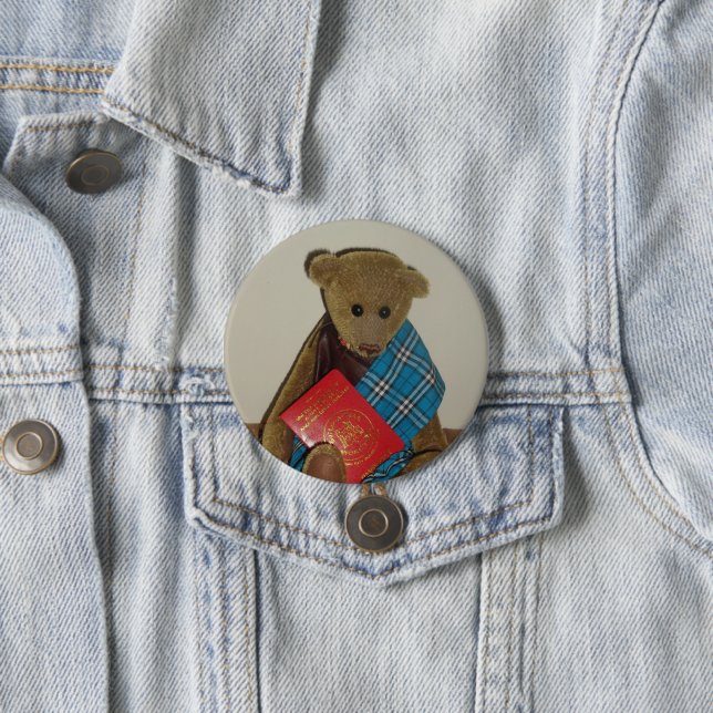 BADGE ROND 7,6 CM OURS AVEC PASSEPORT (En situation)