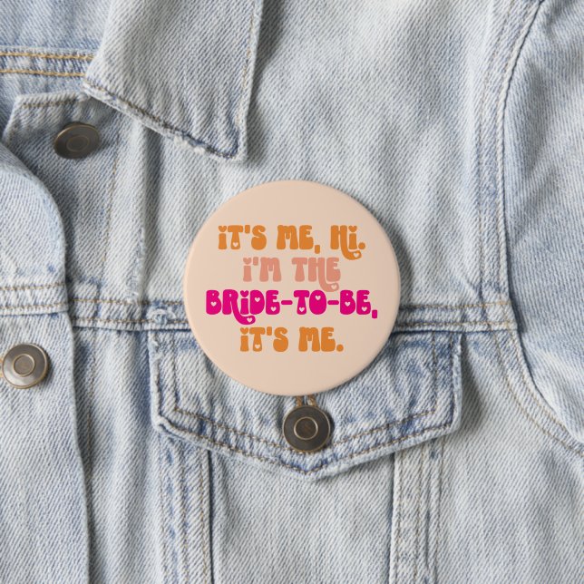 Badge Rond 7,6 Cm Peach Retro Hi, C'est Me Bride-to-Be Button (En situation)