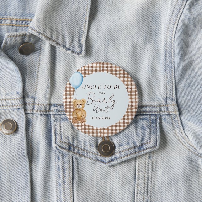 Badge Rond 7,6 Cm Peut attendre bébé garçon Baby shower famille oncl (En situation)