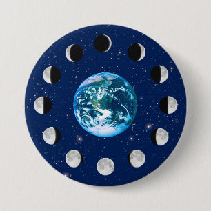 Badge Rond 7,6 Cm Phases Terre et Lune, sur un Arrière - plan de Sta