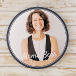 Badge Rond 7,6 Cm Photo simple et moderne encadrée par l'ours Mama<br><div class="desc">Ce design simple et classique est composé de typographie serif et d'ajouter une photo personnalisée. "Mama Bear" écrit en script avec un arrière - plan de la photo de ta mère,  de ta mère,  de ta mère,  de ta mère,  etc.</div>