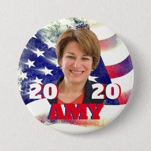 Badge Rond 7,6 Cm Portrait d'Amy Klobuchar en rouge, le bleu et le