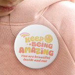 Badge Rond 7,6 Cm Preppy continue à être extraordinaire slogan smili<br><div class="desc">La confiance de l'enfant de style Preppy est un badge d'aiguillage d'épingle d'appoint. Lectures Garder être Extraordinaire avec un visage souriant avec des yeux étoilés et des rayures arc-en-ciel dans le jaune pastel, corail, design rose. Personnalisez avec votre propre choix supplémentaire de libellé, actuellement lit, vous êtes belle à l'intérieur...</div>