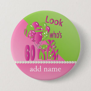 Badge Rond 7,6 Cm Regardez qui a 60 ans en rose - 60e anniversaire