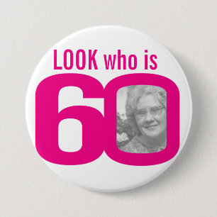 Badge Rond 7,6 Cm Regardez qui est 60 photo rose sur blanc