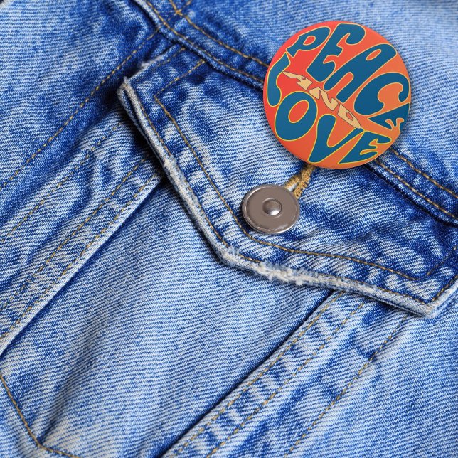 Badge Rond 7,6 Cm Retro Hippie Paix et Amour Anniversaire (Retro Peace and Love button. Cool party favor for 1960’s party. )