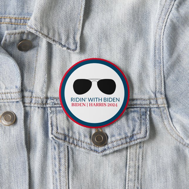 Badge Rond 7,6 Cm Ridin' avec lunettes Biden Aviator 2024 (En situation)