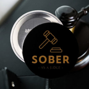 Badge Rond 7,6 Cm Sober As A Juge - Gold Gavel Button