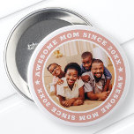 Badge Rond 7,6 Cm Super Maman Depuis 20XX Modern Photo Simple<br><div class="desc">Ce design simple et moderne est composé de typographie serif et d'ajouter une photo personnalisée. Awesome Maman Depuis 20XX tourne autour de la photo de votre mère,  mère,  maman,  maman etc. C'est un cadeau parfait pour votre maman pour son anniversaire,  le jour de la mère,  Noël,  etc.</div>