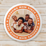 Badge Rond 7,6 Cm Super Maman Depuis 20XX Modern Photo Simple<br><div class="desc">Ce design simple et moderne est composé de typographie serif et d'ajouter une photo personnalisée. Awesome Maman Depuis 20XX tourne autour de la photo de votre mère,  mère,  maman,  maman etc. C'est un cadeau parfait pour votre maman pour son anniversaire,  le jour de la mère,  Noël,  etc.</div>