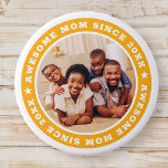 Badge Rond 7,6 Cm Super Maman Depuis 20XX Modern Photo Simple<br><div class="desc">Ce design simple et moderne est composé de typographie serif et d'ajouter une photo personnalisée. Awesome Maman Depuis 20XX tourne autour de la photo de votre mère,  mère,  maman,  maman etc. C'est un cadeau parfait pour votre maman pour son anniversaire,  le jour de la mère,  Noël,  etc.</div>