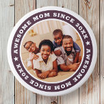 Badge Rond 7,6 Cm Super Maman Depuis 20XX Modern Photo Simple<br><div class="desc">Ce design simple et moderne est composé de typographie serif et d'ajouter une photo personnalisée. Awesome Maman Depuis 20XX tourne autour de la photo de votre mère,  mère,  maman,  maman etc. C'est un cadeau parfait pour votre maman pour son anniversaire,  le jour de la mère,  Noël,  etc.</div>