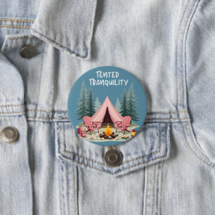 Badge Rond 7,6 Cm Tente de Glamping et Feu de Camp : Un Univers de C