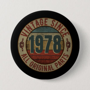 BADGE ROND 7,6 CM VINTAGE DEPUIS 1978 TOUTES PIÈCES D'ORIGINE.