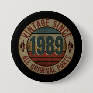 BADGE ROND 7,6 CM VINTAGE DEPUIS 1989 TOUTES LES PARTIES ORIGINALES.