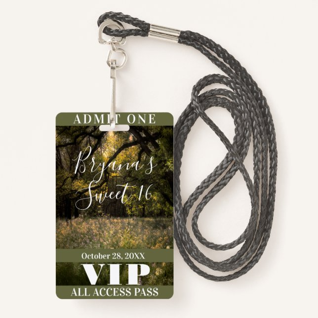 Badge Rustique Floral Enchanted Forest Sweet 16 VIP Badg (Devant avec lanière)