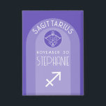 Badge Sagittarius Zodiac Astrologie Signe Photo Date de<br><div class="desc">Personnalisez ce bouton avec une date de naissance et un nom. Un design personnalisé avec le signe zodiaque - Sagittaire - plus traits de personnalité, information et constellation. Personnalisez cette bougie d'anniversaire avec un nom et une date de naissance. Un design d'anniversaire personnalisé avec le signe zodiaque - Sagittaire -...</div>