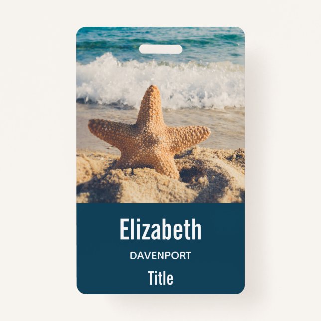 Badge Starfish sur une plage de sable Photo (Devant)